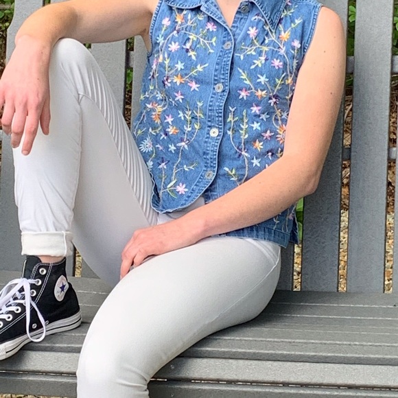 Vintage Sleeveless Embroidered Button Up - Picture 2 of 6